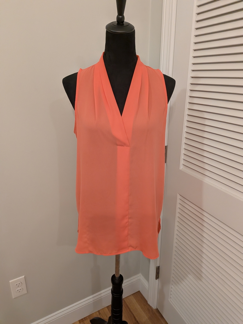 Vince Camuto Sleeveless V-Neck Coral Blouse Size M New No Tag